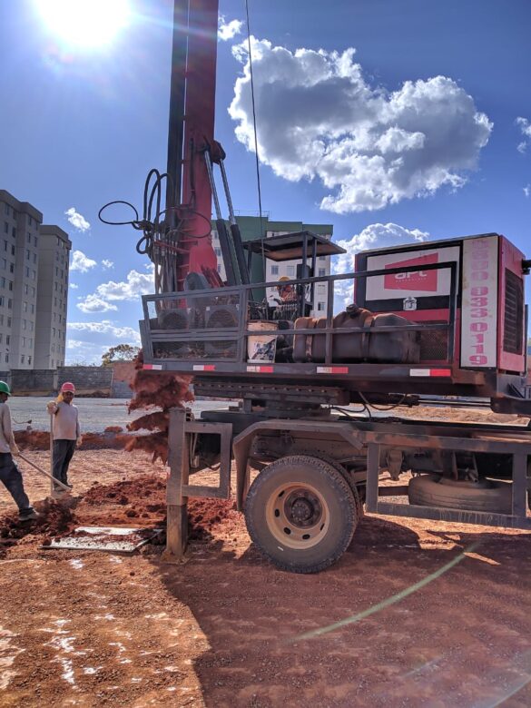 Perfuratriz executando estaca a trado em solo compacto durante obra de fundação profunda