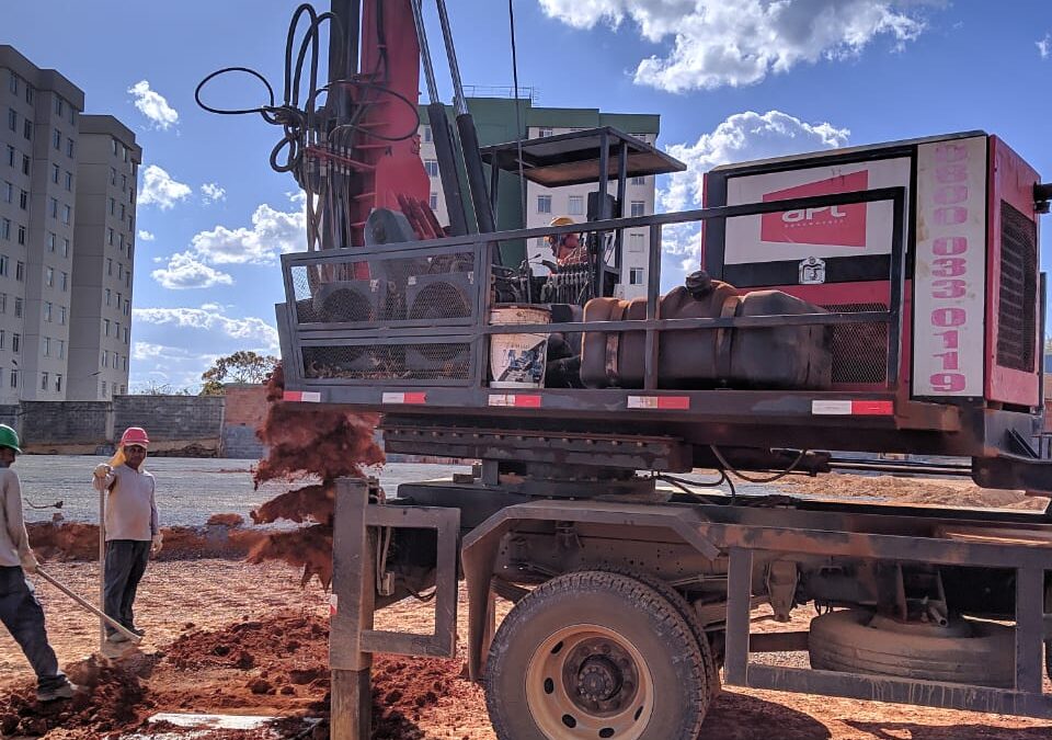 Estacas Escavadas Mecanicamente: Metodologia Executiva, Cuidados Críticos e Diretrizes da NBR 6122