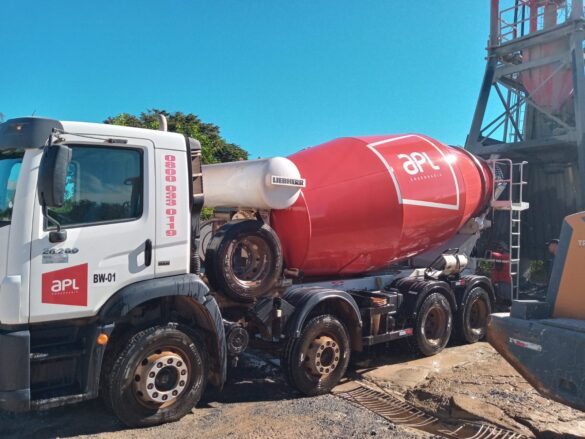 caminhão betoneira em central de concreto montes claros