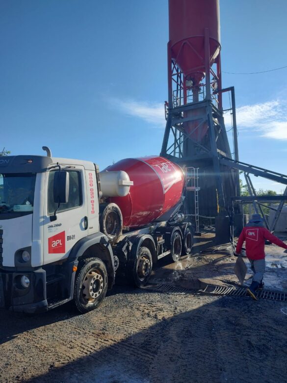 Caminhão betoneira em processo de carregamento em usina dosadora de concreto pronto para mistura durante o transporte