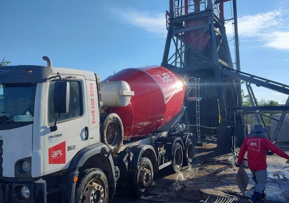 Como o concreto é produzido no caminhão betoneira: o que realmente acontece na obra