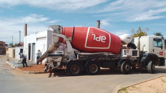 Caminhão betoneira com concreto usinado em obra da apl engenharia