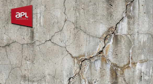 Fotografia ultra realista de uma viga de concreto em um canteiro de obras apresentando uma fissura estrutural profunda que revela a armadura de aço interna. A logomarca da APL Engenharia aparece de forma translúcida aplicada sobre a peça de concreto.