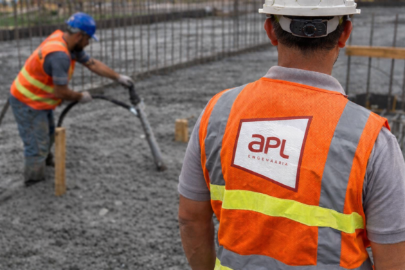 Trabalhadores em obra durante concretagem de estrutura, com acabamento e adensamento do concreto para prevenir junta fria e garantir junta de concretagem controlada.