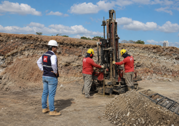 Equipe da APL Engenharia executa sondagem geotécnica em terreno com aterro, mostrando sonda em operação, perfil de solo exposto e investigação do subsolo para avaliar riscos de fundação em terreno aterrado.