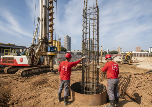 Equipe da APL Engenharia posicionando a armadura de uma estaca escavada durante a execução de fundações profundas. A imagem ilustra o dimensionamento e a instalação da armadura em estacas conforme critérios estruturais e geotécnicos, serviço executado pela APL Engenharia em Montes Claros e em todo o Brasil.