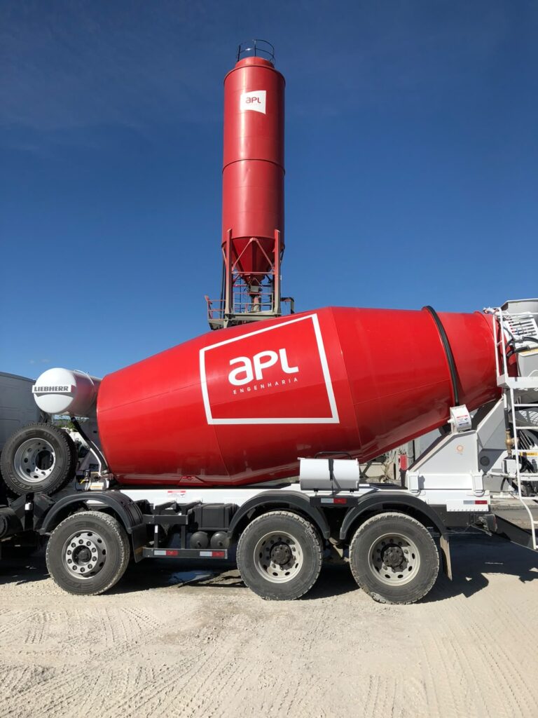 Caminhão betoneira da apl concreto em montes claros dentro da usina de concreto