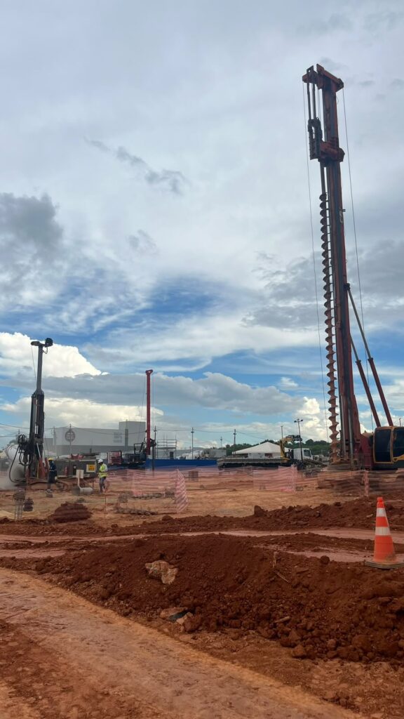 Equipamentos de fundações profundas da APL Engenharia executando estacas em canteiro de obras, com estaca raiz, hélice contínua e estaca escavada.