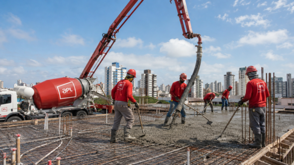 Equipe da APL Engenharia acompanhando concretagem de laje com concreto usinado em Montes Claros, caminhão betoneira, bomba de concreto, armaduras e controle técnico de lançamento, adensamento e cura.