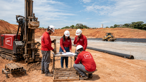 Investigação geotécnica em campo com equipe da APL Engenharia, etapa essencial para conhecer o solo e definir com segurança a melhor solução de fundação ou melhoramento do terreno.