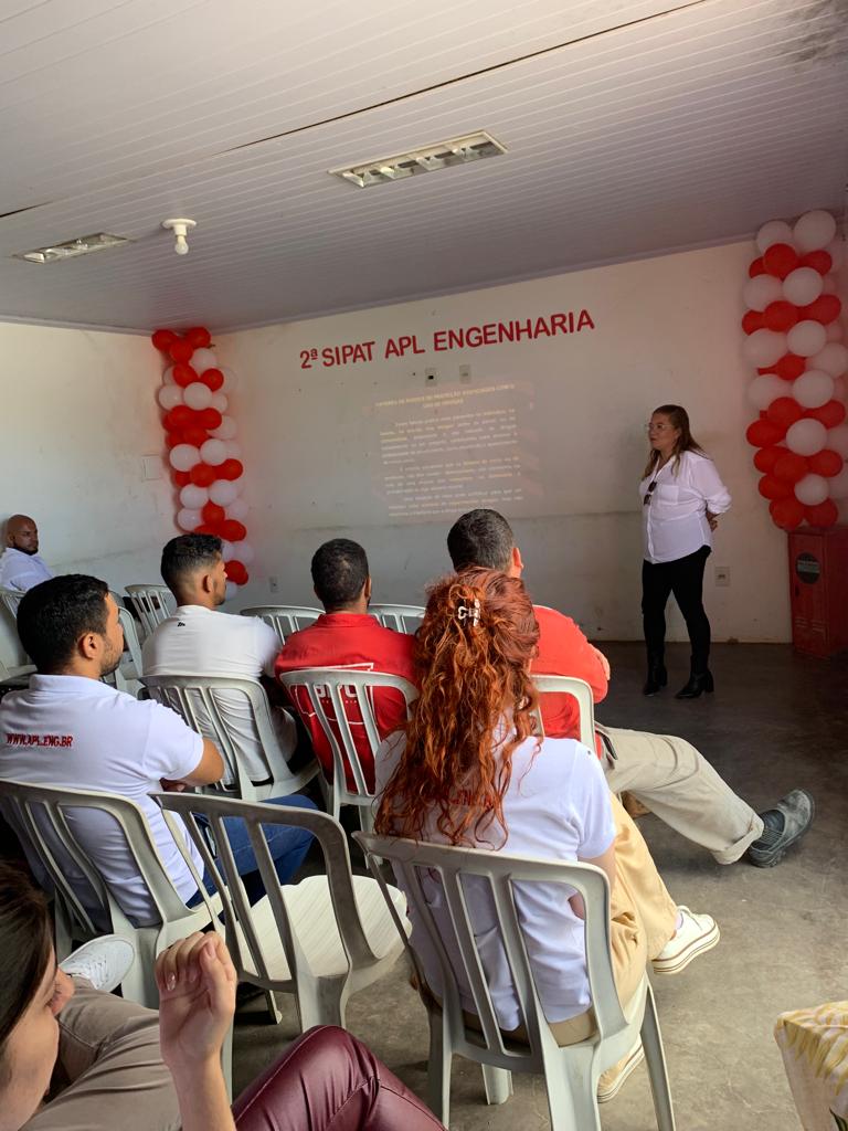 Equipe da APL Engenharia participando de treinamento de saúde e segurança do trabalho em SIPAT, com palestra técnica para colaboradores em ambiente interno da empresa.
