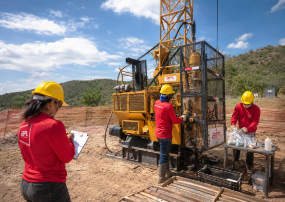 Equipe da APL Engenharia executando sondagem geotécnica com sonda rotativa, coleta de amostras e controle de campo em investigação de solo e rocha.